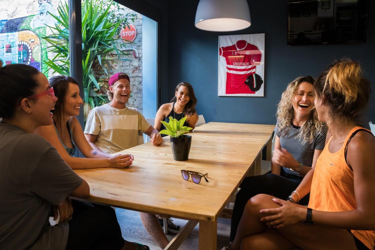 Sant Jordi Hostels Gracia Barcellona Persone foto